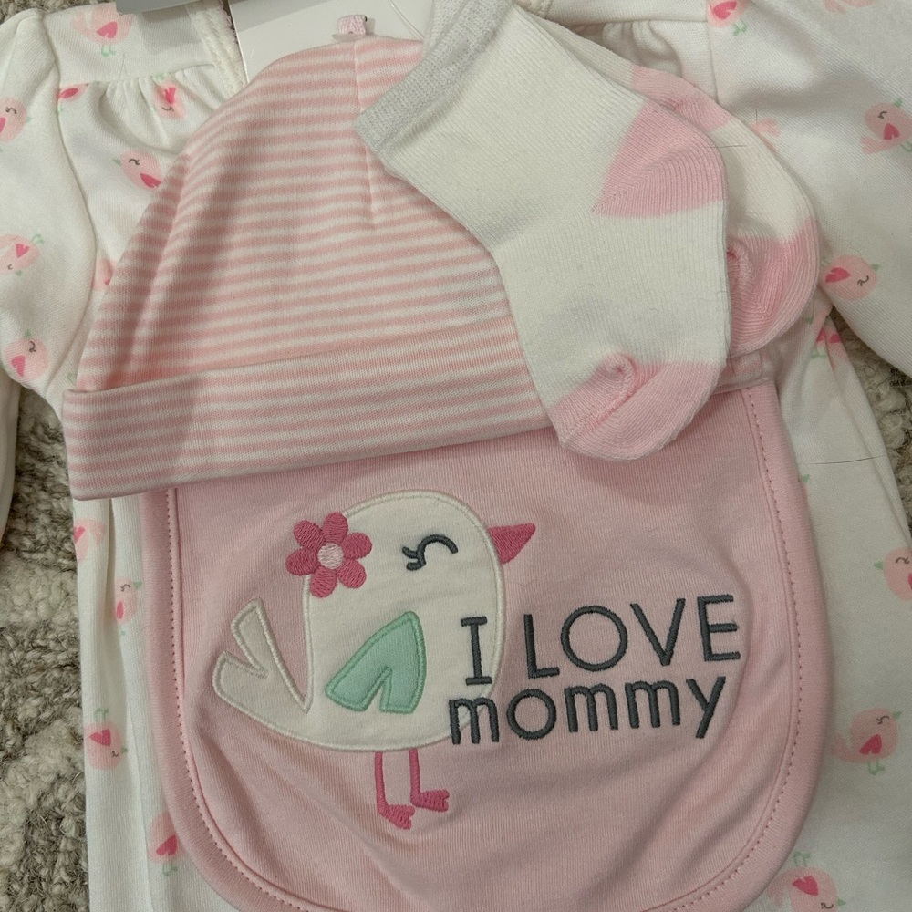 4-Piece Carter’s Baby Set “I Love Mommy”